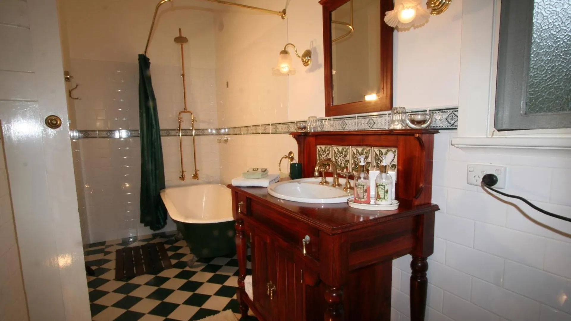 Rosebridge House Bed & Breakfast Adult Retreat Gooseberry Hill